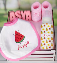 eJOYA Ahşap Sandıkta Kişiye Özel Önlük Biberon Taş İsimlik Ve Patik Bebek Hediye Seti 109521 (Pembe)