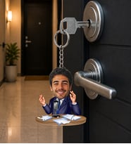 Kişiye Özel Sunucu Şarkıcı Karikatür Anahtarlık – Fotoğraflı Mikrofonlu Hediyelik