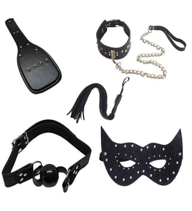 Siyah Fantazi Boyun Tasması Deri Kırbaç Deri Şaplak Deri Ağız Topu Deri Göz Maskesi + Erotik Masaj Yağı(Black Fancy Neck Collar Fancy Leather Whip Fancy Leather Spanking Fancy Leather Mouth Ball Fancy Leather Eye Mask + Erotic Massage Oil)