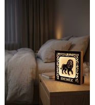 Kişiye Özel İsimli Aslan Figürlü LED Gece Lambası – Dekoratif Ahşap Çerçeve 14x14 cm