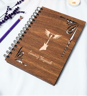 Kişiye Özel Uçan Gitar Desenli Ahşap Kapaklı Defter - Ajanda - İsme Özel - A5 60 Yaprak (120 SAYFA) Hediyelik (Gümüş)