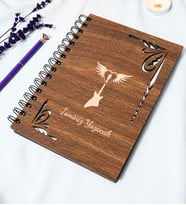 Kişiye Özel Uçan Gitar Desenli Ahşap Kapaklı Defter - Ajanda - İsme Özel - A5 60 Yaprak (120 SAYFA) Hediyelik (Gümüş)