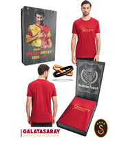 Galatasaray Orijinal Lisanslı Kırmızı Erkek T-Shirt + Bileklik Set Hediyelik Ahşap Kutulu