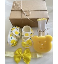HOŞGELDİN BEBEK , YENİDOĞAN HEDİYELİK , KIZ BEBEK HEDİYE KUTUSU, BANDANALI BEBEK PATİK+BEBEK MENDİL+BANYO SÜNGERİ ,HASTANE ODASI , BABY SHOWER (Beyaz-Sarı)