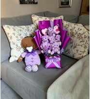 Premium Lila kostümlü Peluş Ayıcık Buketi ve Lila elbiseli peluş büyük boy ayı hediyelik set - Sevgiliye, arkadaşa,, doğum gününe, Yeni Doğana Özel gün Hediyesi