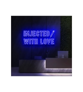 INJECTED WITH LOVE Yazılı ve Şekilli Neon Tabela