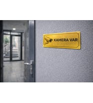 Kamera Var Gold Metal Kapı Levhası 7x20 cm – Apartman & Bina Girişi