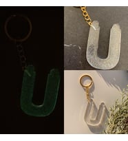 Ü Harfi Fosforlu Neon Yeşil Renk Parlak Simli Gold Aksesuarlı Anahtarlık El Yapımı Epoksi Hediyelik