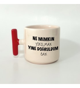 Kişiye Özel Ne Mümkün Yıkılmak Yine Doğruldum Bak Baskılı Kırmızı Kulplu T Kupa (Beyaz)