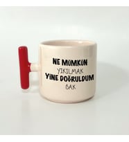 Kişiye Özel Ne Mümkün Yıkılmak Yine Doğruldum Bak Baskılı Kırmızı Kulplu T Kupa (Beyaz)