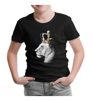 Aslan - Kraliçe Taç Siyah Çocuk Tshirt