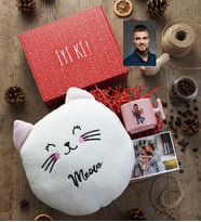 Kişiye Özel Karikatürlü Özel Güvenlik Hediye Kutusu - Kişiye Özel T Pastel Kupa, Peluş Yastık, Fotoğraf 1 Adet Doğum Günü Hediyesi