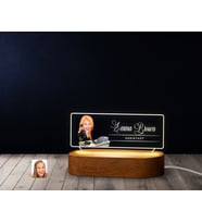 BK Gift Kişiye Özel İsimli  Asistan Karikatürlü Led Işıklı Akrilik Masa İsimliği-1, Ofis Dekoru, Mesleki Hediye, Ofis Hediyeleri