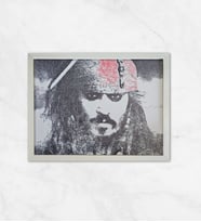 Gerçek Kalemle Çizilmiş Portre – Johnny Depp Karayip Korsanları - Siyah ve Kırmızı - Köşeli Çizgiler-30X40 CM (Beyaz)