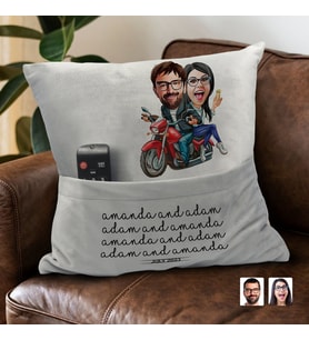 BK Gift Kişiye Özel Sevgililer Karikatür Tasarımlı Organizer Kumanda ve Atıştırmalık Cepli Gri Kırlent Yastık-97 Arkadaşa Hediye, Cepli Yastık