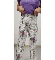 AKŞEN GİYİM BÜYÜK BEDEN KADIN YAZLIK PAMUKLU  KETEN  BOL  LİKRALI  BORU PAÇA  ÇİÇEK DESENLİ TASARIM  PANTOLON (Pembe - Fuşya - Beyaz)
