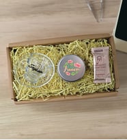 BK Gift Kişiye Özel İsimli Cam Kahve Fincanı & Türk Kahvesi & Gümüş Metal Kutuda Kokulu Mum Hediye Seti-1, Anneye Hediye, Anneler Günü Hediyeleri