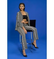 7'li Viskon Hem İçeride Hem Dışarıda Asimetrik Desen Siyah Pijama Takımı