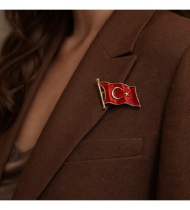 Kırmızı Bayrak Figürlü Metal Broş – Gold Çerçeveli Ay Yıldız Tasarım