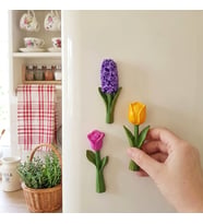 El Yapımı 3'lü Çiçek Magnet Seti - Dekoratif Buzdolabı Süsü - Renkli Gül, Sümbül ve Lale Figürlü Mutfak Dekoru Mıknatıs - Hediyelik Modern Çiçek Dalı Magnet Seti