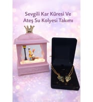 SEVGİLİ KAR KÜRESİ VE ATEŞ VE SU KOLYESİ TAKIMI SEVGİLİLER GÜNÜNE ÖZEL MÜZİK KUTUSU  IŞIKLI DEKOR DEKORASYON 2 Lİ TAKIM (Pembe - Beyaz - Sarı - Gri)