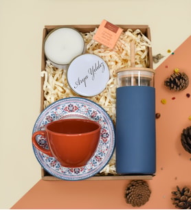 Kişiye Özel Beyaz Metal Kutulu Mum& Bambu Pipetli Cam Şişe& Turuncu Fincan& Teashop Bitki Çayı Hediye Seti