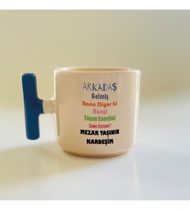 Kişiye Özel Arkadaş Gelmiş Bana Diyor ki Renkli Baskılı Mavi Kulplu T Kupa (Beyaz)