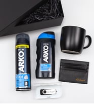 Kişiye Özel Siyah Kartlık & Siyah Mat Kupa & Arko Men Tıraş Köpüğü & Arko Men Tıraş Kolonyası & 32Gb Usb Bellek Hediye Seti