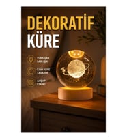 Kız Figürlü Dekoratif Cam Küre – Sarı Işıklı Ahşap Standlı Tasarım