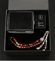 Özel Kutuda Kişiye Özel Siyah Zippo Çakmak& Siyah Deri Görünümlü Sigara Tabakası& Kahve Renk Detaylı Tespih Hediye Seti