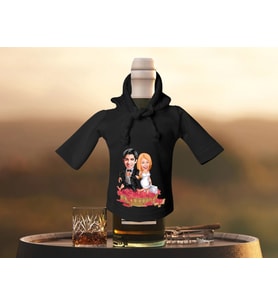 BK Gift Kişiye Özel Sevgililer Karikatürlü Mini Siyah İçki Şişesi Tişörtü , Ev Bar Dekoru, Viski, Şarap, Votka, Rakı Şişesi Tişörtü, Ev Barı-10