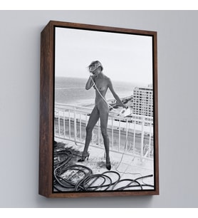 Çerçeveli Helmut Newton, Telefonla Konuşan  Kadın, Celia Miami Dekoratif Kanvas Duvar Tablosu (Altın)