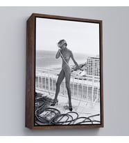 Çerçeveli Helmut Newton, Telefonla Konuşan  Kadın, Celia Miami Dekoratif Kanvas Duvar Tablosu (Altın)