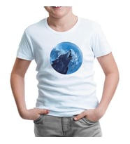 A Wolf Howling with the Blue Moon Background Beyaz Çocuk Tshirt