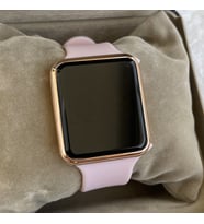 Pembe Silikon Kordonlu Saat Kutusu İçinde Estetik Taş Detaylı Kadın Kol Saati Rose Gold Renk Kadınlara Saat Yıldönümü Özel Gün Doğum Günü İçin Sürpriz Hediye Eşinize Sevgiliye Ablaya Anneye Teyzeye Halaya Kız Kardeşe Çocuğa Hediye