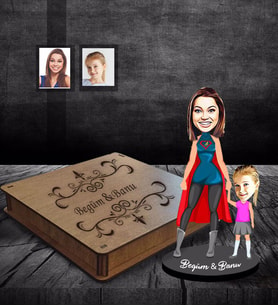 Kişiye Özel Anneler Günü Anne Kız Karikatürlü Ahşap Kutulu Biblo Model-5