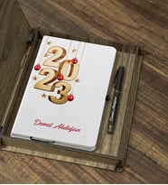 Kişiye Özel 2023 Yılbaşı Temalı İsim Baskılı Ahşap Kutulu Ajanda Kalem Seti (Beyaz)
