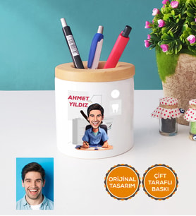Kişiye Özel Karikatürlü Diş Hekimi Kalemlik Erkek Diş Hekimine Tıp Bayramı Hediyesi (Beyaz)