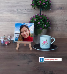 Rusça Öğretmeni Fotoğraflı Dekoratif Taş, Ahşap Altlıklı Türk Kahvesi Fincanı Hediye (Model 7)