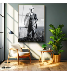 Altın Renk Metal Çerçeveli Tamperli Cam Tablo Atatürk Kasketli Tarla Pozu Atatürk Tablosu Duvar Dekoru