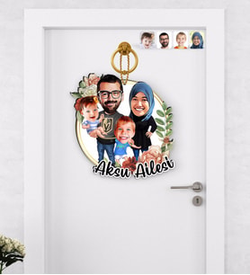 BK Gift Kişiye Özel Tesettürlü Aile Karikatürlü Ahşap Kapı Süsü-3