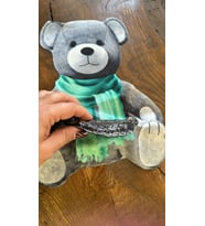 SÜNGER ÇANTALI AYI ARMA DİKİŞ APLİKE YEŞİL 26X23 CM