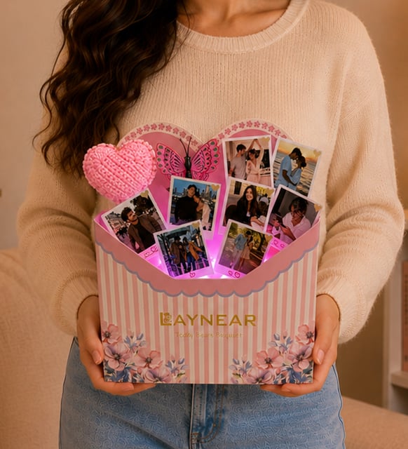 Kişiye Özel 8 Polaroid  Fotoğraflı  LED Işıklı Anı Buketi – Pembe Kalpli Zarf Tasarım