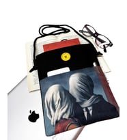Askılı – Kitap / Tablet / Ebook Çantası – Çıkarılabilir Askı (Aşıklar Rene Magritte )