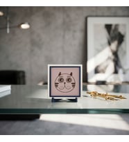 Komik ve Sevimli Kedi Portresi Sehpa Süsü Masaüstü Hediyelik Obje - İlham Veren Bir Dekorasyon Ögesi, Yeni Yuvayı Güzelleştiren Anlamlı Bir Hediye (Minimalist) 10x10 cm
