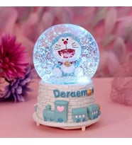 Doraemon Işıklı Müzikli Püskürtmeli Büyük Boy Kar Küresi
