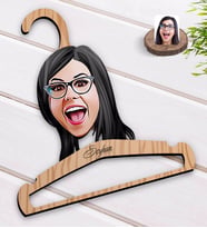 BK Gift Kişiye Özel Kadın Yüz Karikatürlü Standart Boy Ahşap Elbise Askısı-2