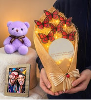 Kişiye Özel Fotoğraflı Led Işıklı Aynalı Kelebek Buketi & Mor Peluş Ayıcıklı (Kırmızı)