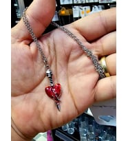 DÜKKAN DESİGNMini Stabbed Heart Kuru Kafa Detaylı Kolye