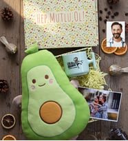 Kişiye Özel Karikatürlü Siyah Beyaz Taraftar Hediye Kutusu - Kişiye Özel T Pastel Kupa, Peluş Yastık, Fotoğraf 1 Adet Doğum Günü Hediyesi